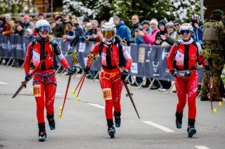 Le team du Club Alpin Suisse composé d'Alessandra Schmid, Thibe Deseyn et Caroline Ulrich à l'arrivée à Verbier